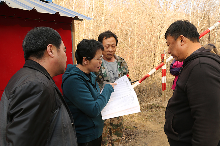 在和平林场森林防火检查站查看过往车辆登记情况.jpg