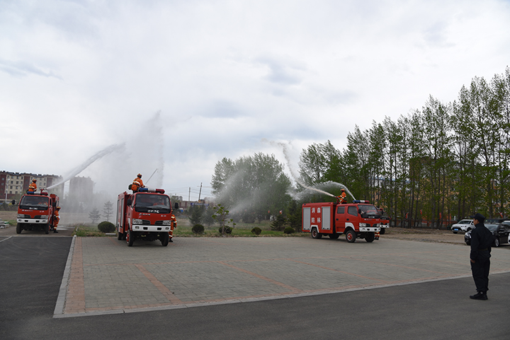 7-消防水车灭火演练.jpg