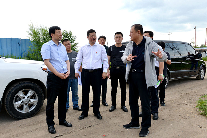 05王连弟董事长查看扫黑除恶情况.jpg