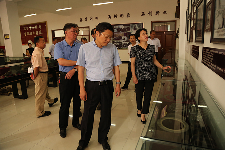 6调研组参观企业精神展览馆3.jpg