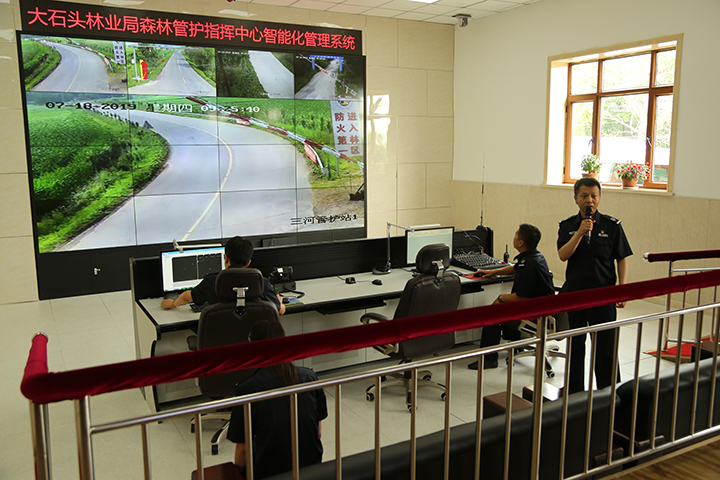 5大石头天保办主任现场对指挥系统进行演示.jpg