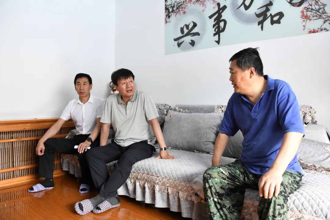 长白山森工集团领导走访慰问老党员和生活困难党员