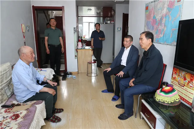 长白山森工集团领导走访慰问老党员和生活困难党员