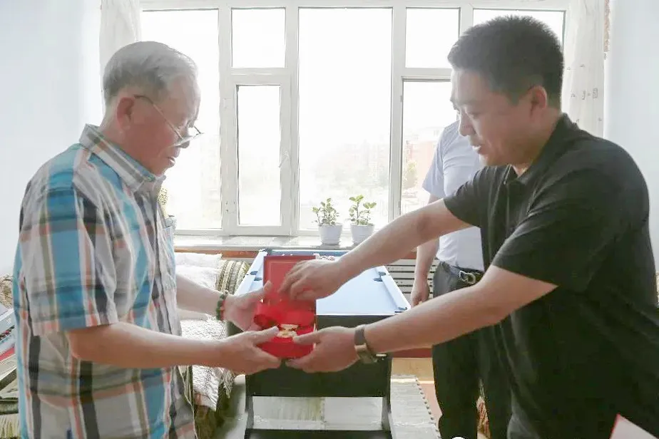 长白山森工集团领导走访慰问老党员和生活困难党员