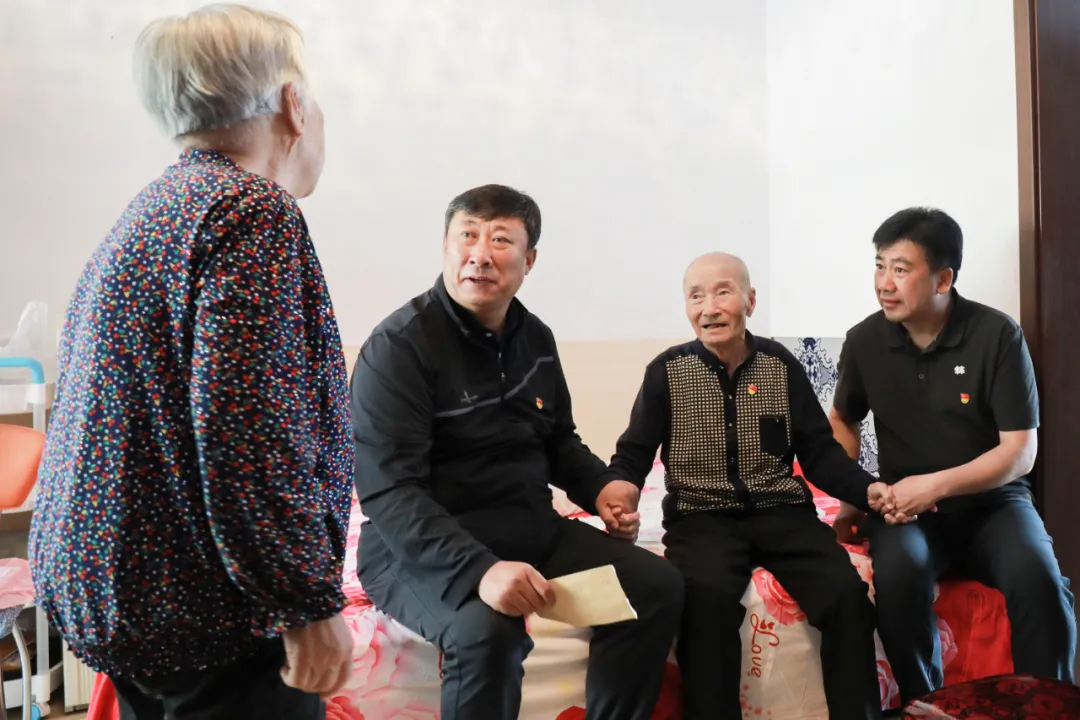 长白山森工集团领导走访慰问老党员和生活困难党员