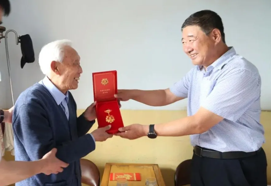 长白山森工集团领导走访慰问老党员和生活困难党员